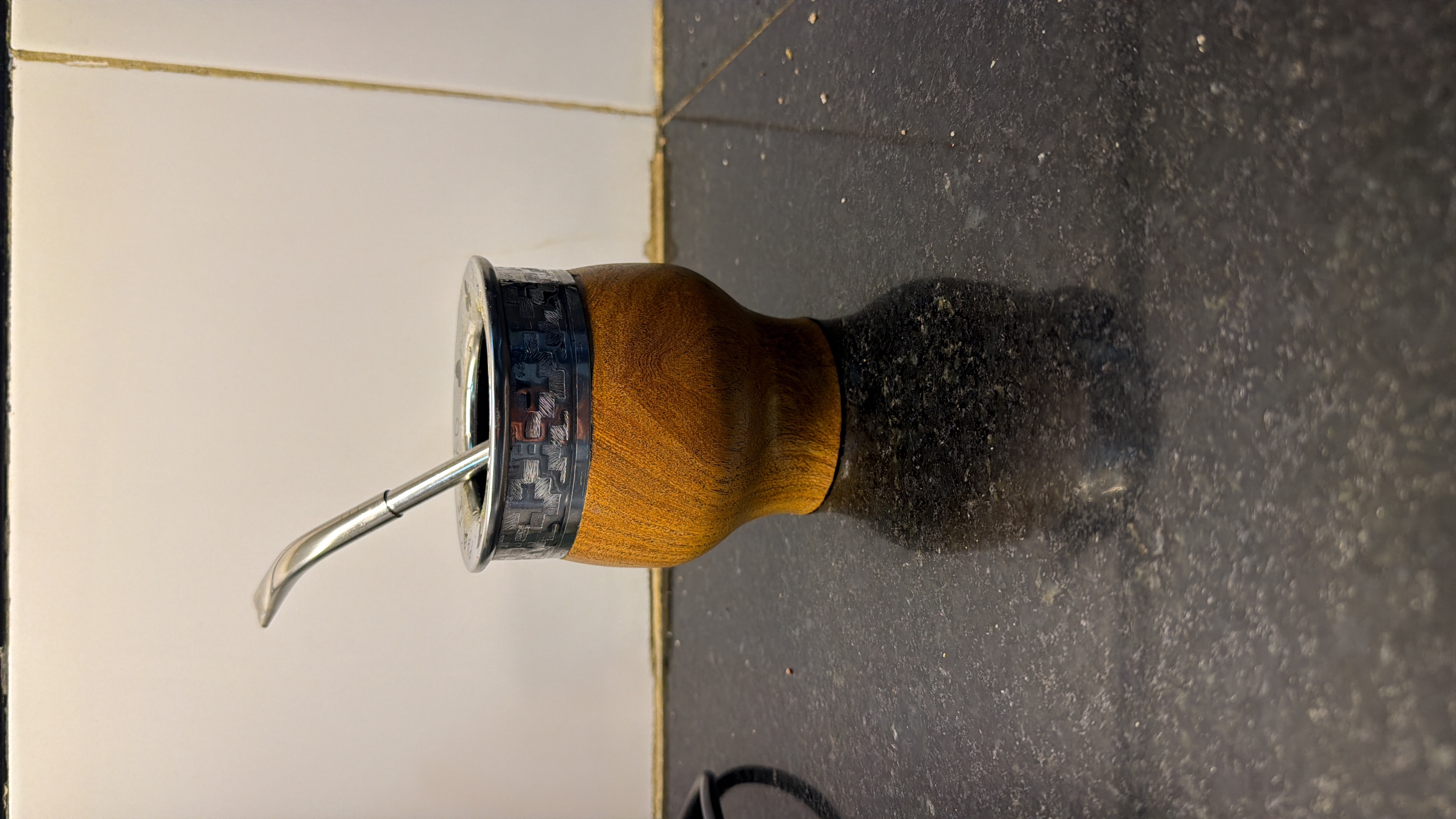 Foto casera original de un mate sobre la mesada de una cocina