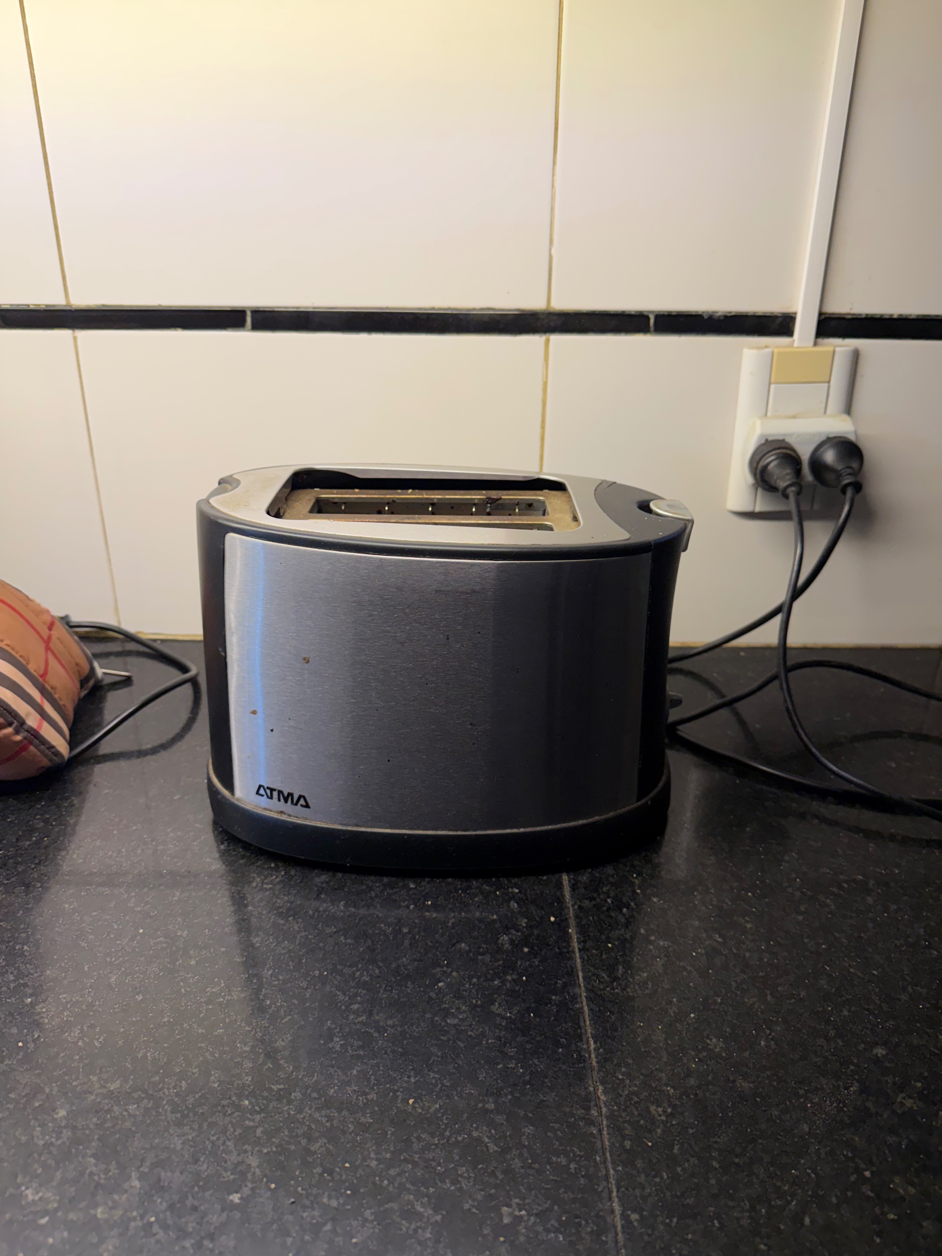 Foto casera original de una tostadora Atma sobre una mesada